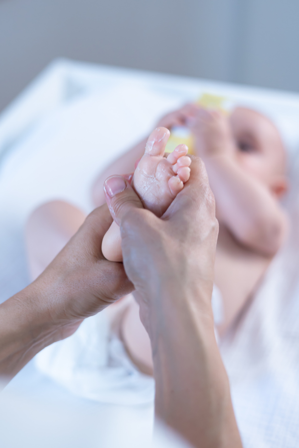 Le massage du pied anti-coliques - Massages et relaxation pour enfant