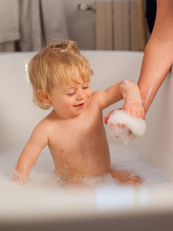 Donner le bain de bébé : les bons gestes à adopter
